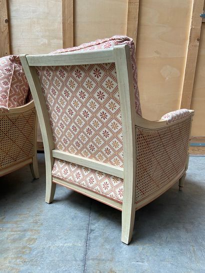 PAIRE de bergères en bois peint crème, en...