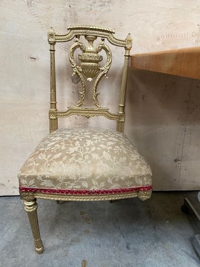 CHAISE en bois doré, le dossier ajouré à...