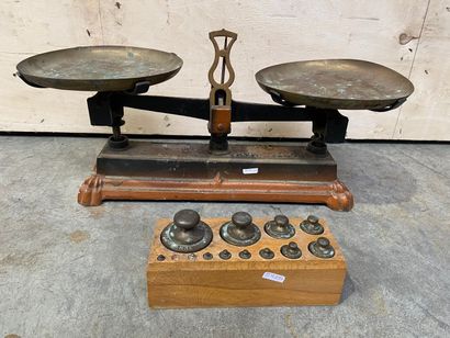 BALANCE en fonte à deux plateaux et poids....