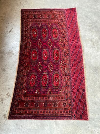 ENSEMBLE comprenant deux petits tapis d'Orient...