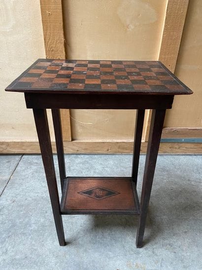 TABLE DE JEUX en bois, le plateau à décor...