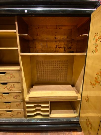 ARMOIRE en laque à décor de paysages, les...