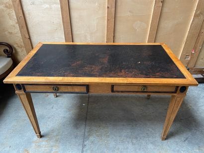 BUREAU plat en bois citronnier, le plateau...