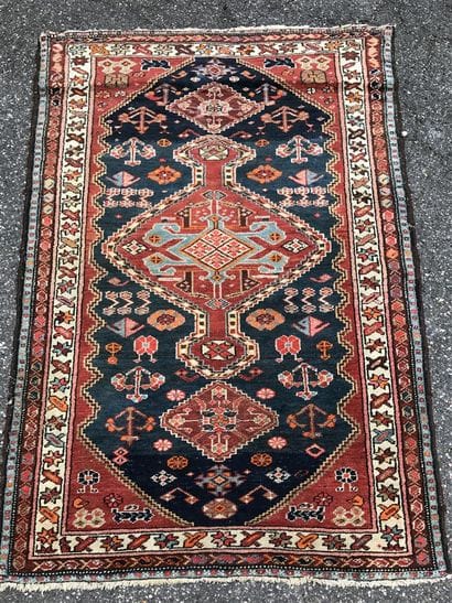 IRAN 

Tapis à fond noir à décor d'un médaillon...