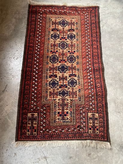 ENSEMBLE comprenant deux petits tapis d'Orient...