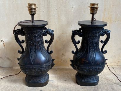 JAPON 

Paire de vase balustres à deux anses...