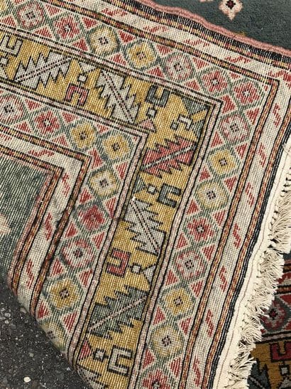 CAUCASE 

Tapis à décor stylisé de fleurs...