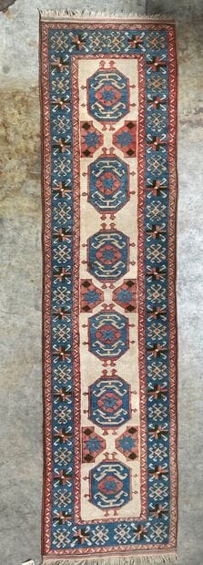 CAUCASE 

Tapis galerie à motifs géométriques...
