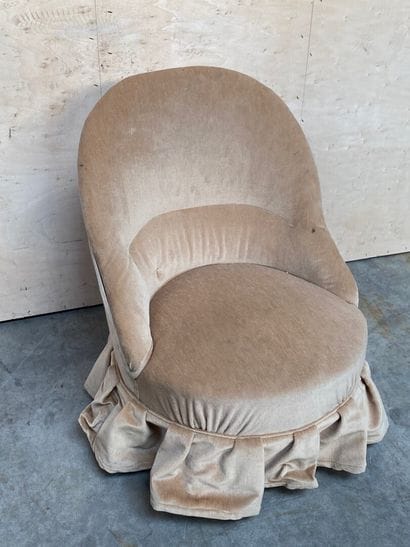 PETITE chauffeuse en crapaud, garniture en...