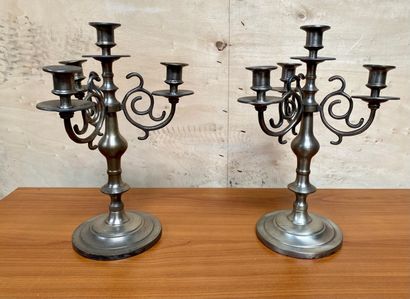 PAIRE DE CANDELABRES en étain à quatre bras...