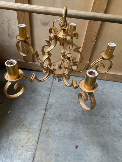 LUSTRE à cinq bras de lumière en métal doré...