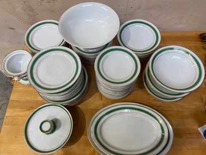 PARTIE DE SERVICE en porcelaine à galon vert...