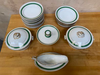 PARTIE DE SERVICE en porcelaine à galon vert...