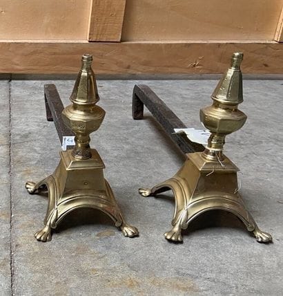 PAIRE DE CHENETS en bronze de forme pyramidale...