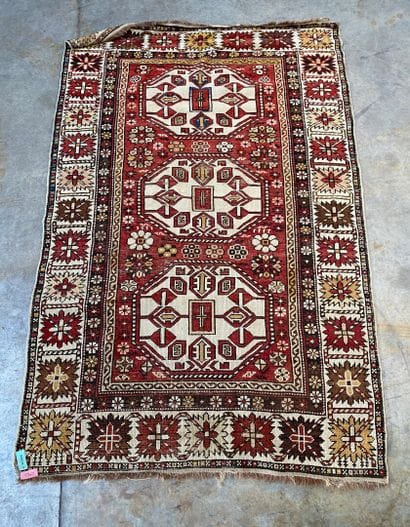 TAPIS d'orient mécanique en laine à décor...