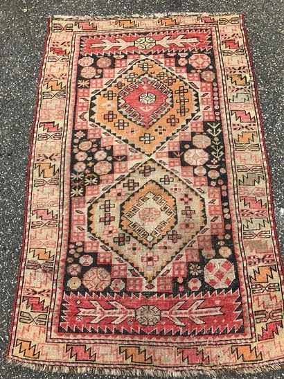 CAUCASE 

Tapis à décor géométrique dans...
