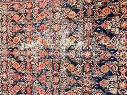 TAPIS d'Orient en laine à décor polychrome...