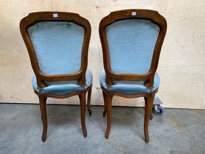 PAIRE de chaises en bois naturel mouluré,...