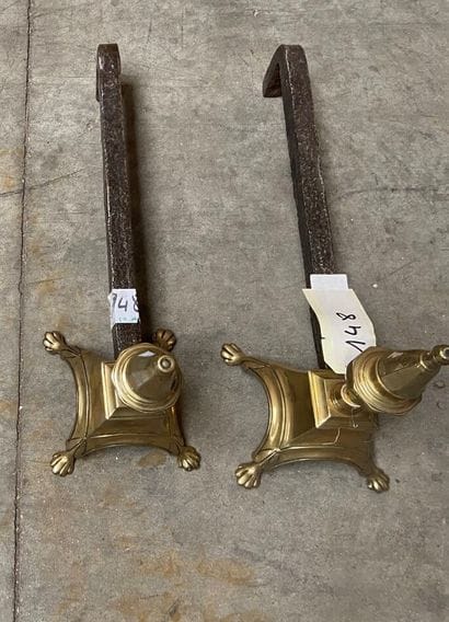 PAIRE DE CHENETS en bronze de forme pyramidale...