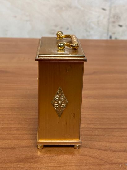 PENDULE d'officier en laiton, le cadran signé...