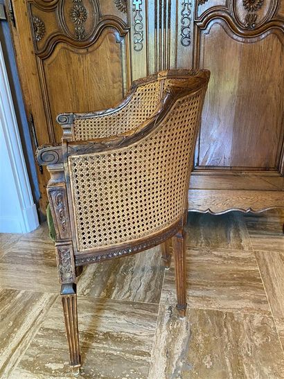 FAUTEUIL de bureau en bois naturel mouluré...