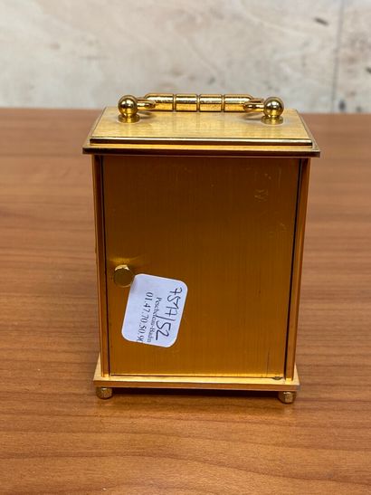PENDULE d'officier en laiton, le cadran signé...