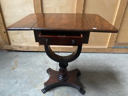 PETITE table à volet en bois, la ceinture...
