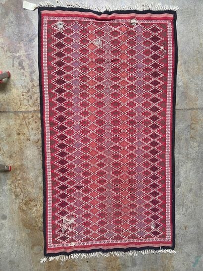 TAPIS en laine à décor de losanges sur fond...