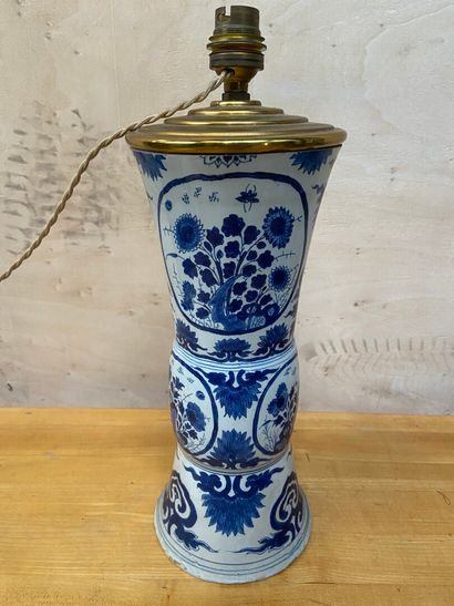 DELFT (dans le goût de) 

Vase cornet monté...
