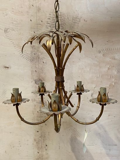 LUSTRE en tôle doré à cinq bras de lumière...