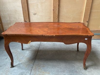 TABLE BASSE de forme mouvementée en bois...