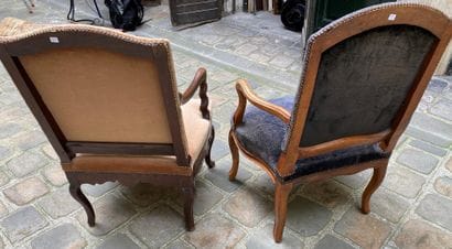 DEUX fauteuils en bois naturel mouluré, le...