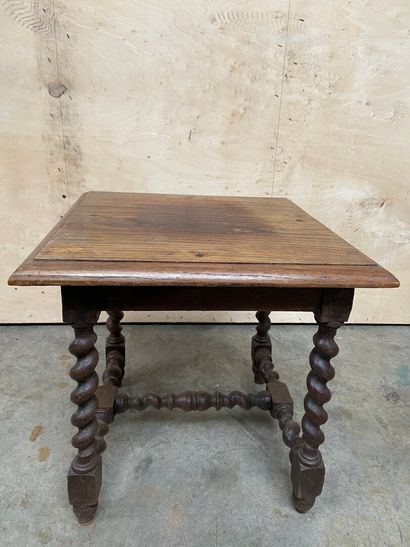 Table en bois naturel reposant sur un piétement...