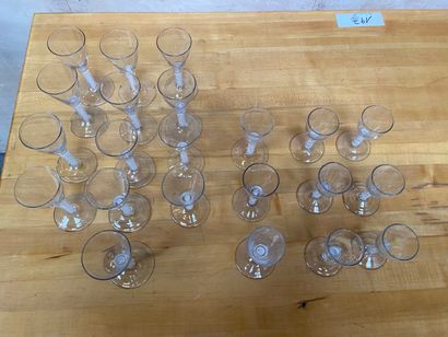 PARTIE DE SERVICE de verre, le pied à décor...