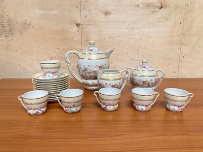 LIMOGES 

Service à café en porcelaine à...