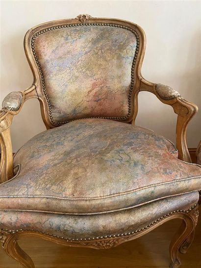 PAIRE de fauteuils cabriolet en bois naturel...