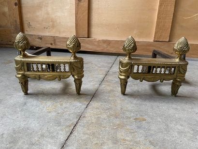PAIRE DE CHENETS en bronze doré à décor de...