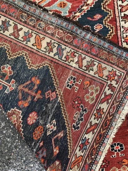 IRAN 

Tapis à fond noir à décor d'un médaillon...