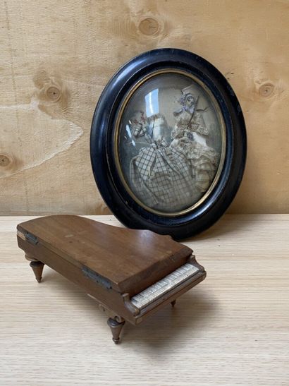 TABLEAU VITRINE en papier et tissus représentant...