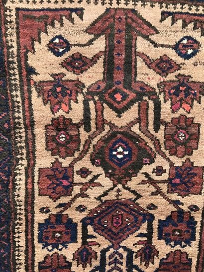 BELOUCH 

Tapis à décor d'un arbre stylisé...