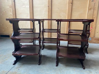 CINQ petites tables en acajou et placage...