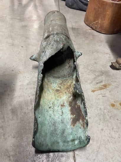 FÛT DE CANON en bronze accidenté.

Long....