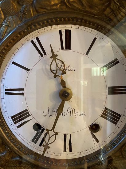 HORLOGE comtoise en bois naturel. 

Le cadran...