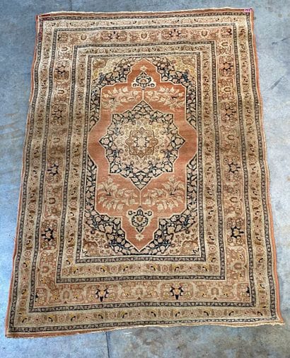 TAPIS d'Orient en laine à décor géométrique...