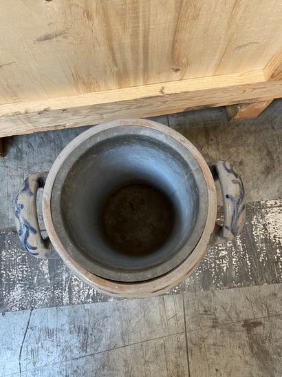 JARRE en grès à deux anses à décor de volatiles...