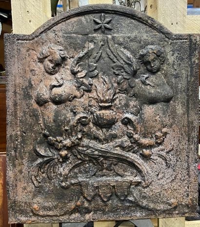 PLAQUE DE CHEMINEE en fonte à décor de deux...