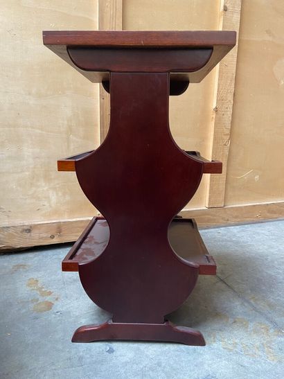 CINQ petites tables en acajou et placage...
