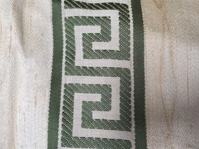 DEUX PAIRES de rideaux beige à décor de frises...