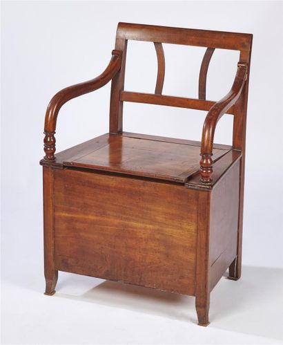 FAUTEUIL d'aisance en acajou, les accotoirs...