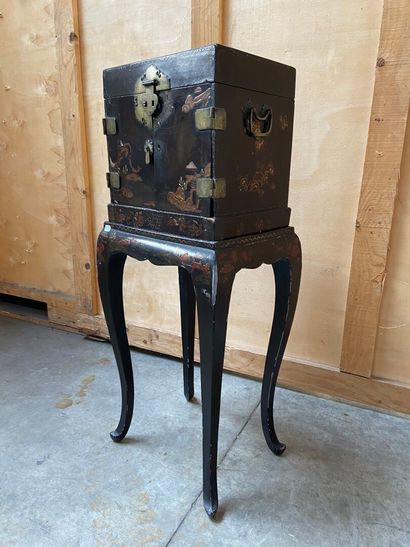 CHINE - XIXème siècle 

Cabinet et son piétement...